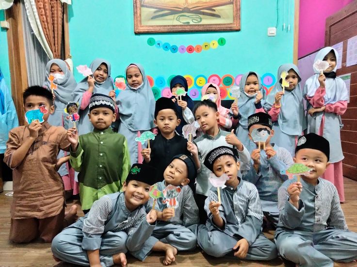Siswa sedang melakukan aktivitas kreatif di taman kanak kanak islam unggulan.